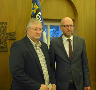 Das Foto zeigt den neuen Stadtverordneten Thorsten David und B�rgermeister Berghof nach der Verpflichtung.