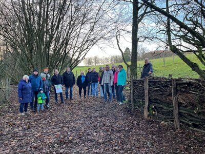 Preisverleihung des Westenergie Klimaschutzpreises 2025 in Drolshagen-Berlinghausen. Mitglieder der Dorfgemeinschaft Berlinghausen e. V. (Gewinner des diesj&auml;hrigen Klimaschutzpreises) gemeinsam mit Achim Loos (6. Person von links, Kommunalmanager bei der Westenergie AG) und Andreas Wigger (7. Person von links, stellvertretender B&uuml;rgermeister der Stadt Drolshagen) neben der neu errichteten Benjeshecke. Foto: Stadt Drolshagen